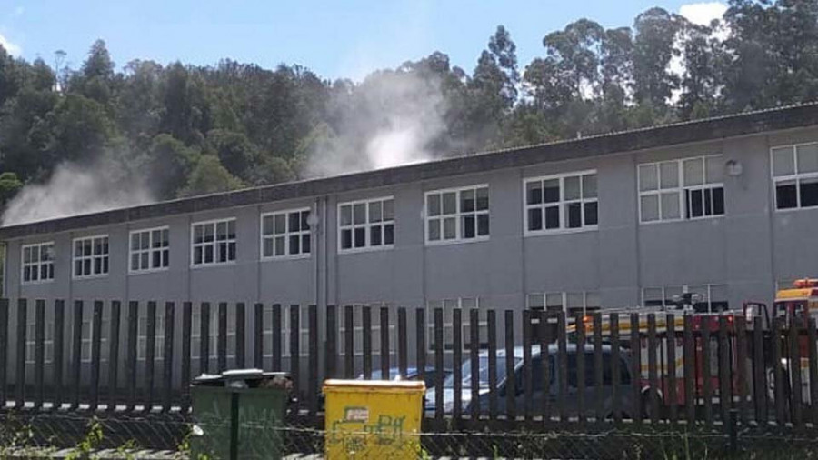 Evacúan el IES de Rianxo al declararse un incendio en un almacén del desván