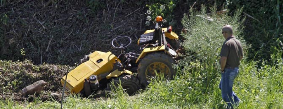 Un octogenario resulta herido tras volcar  con su tractor en  una finca de Cornazo