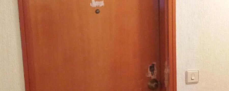 Sanxenxo- Un vecino denuncia los daños en la puerta  de su piso en una actuación de Emerxencias