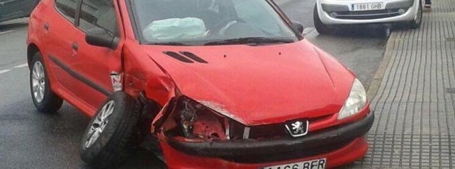 RIANXO-Una conductora resulta herida en un accidente tras el reventón de una rueda