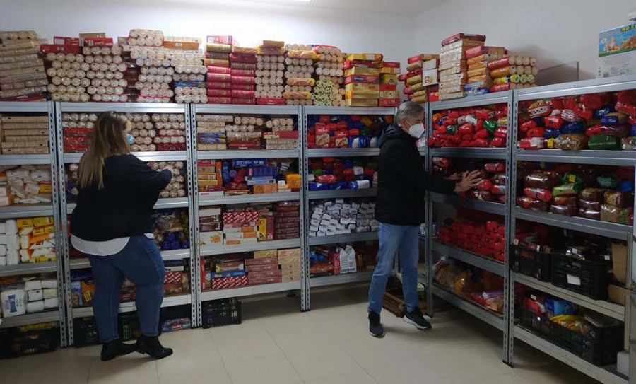La solidaridad permite volver a llenar el banco de alimentos de Cáritas Ribeira