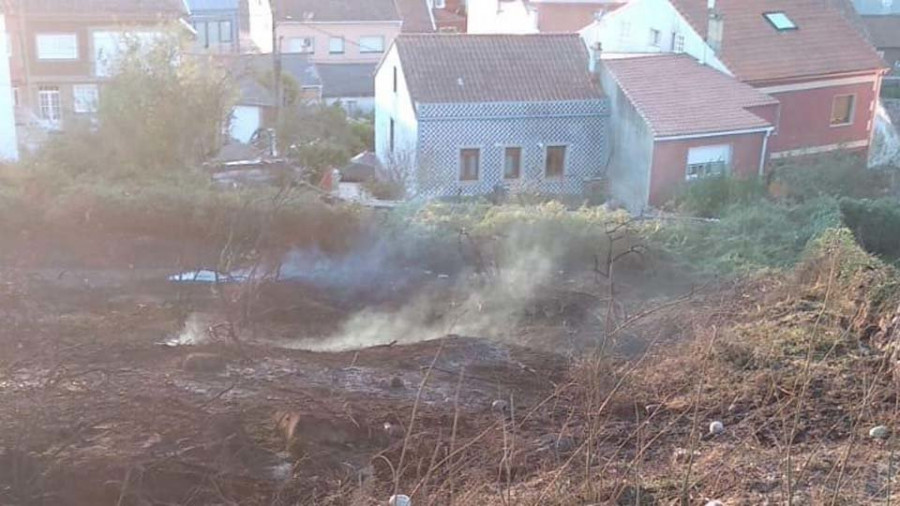 Hallan una bengala en el foco de un incendio nocturno que amenazó viviendas en A Illa