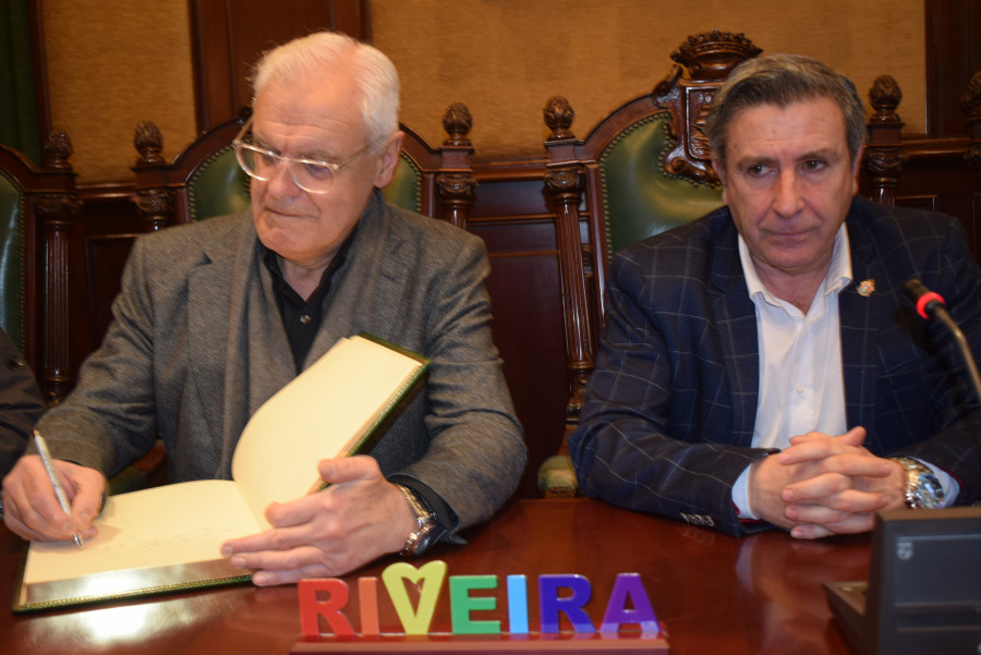 Ruiz accede a respetar el topónimo oficial de Ribeira tras un informe de la RAG que avala su uso con “b”