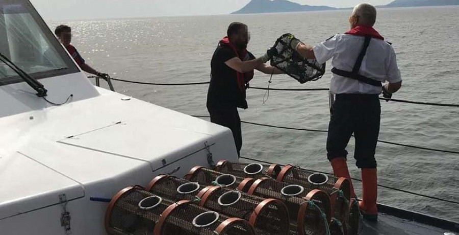 Gardacostas requisó en la Ría de Arousa 137 kilos de marisco y pescado y 307 nasas y butrones