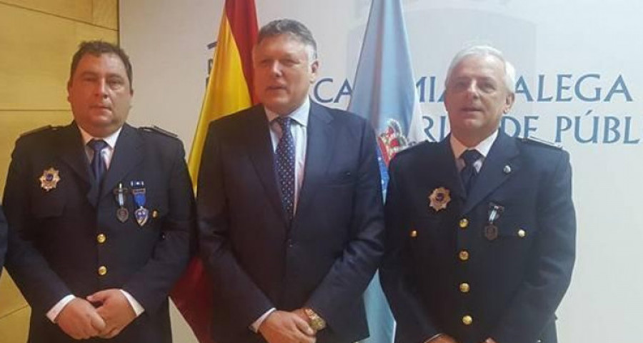 Distinguen a los agentes Abelardo Martínez y Faustino Balea por sus 25 años de servicio