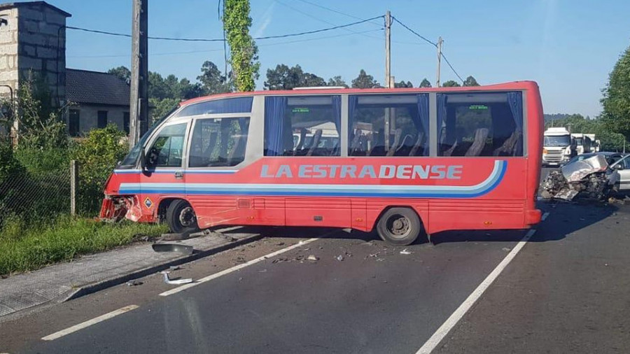 Un choque entre un microbús y un turismo se salda con dos personas heridas en Cuntis