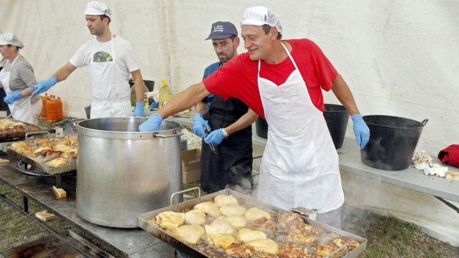 La Festa do Polo Asado atrae a cientos de comensales hasta la Carballeira de Ribadumia