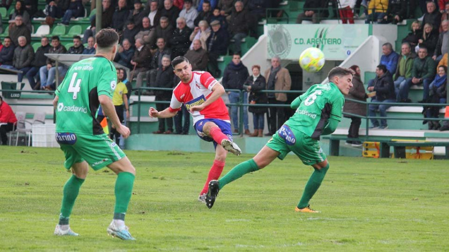 El Arosa iguala en O Espiñedo con su primer gol en liga de penalti