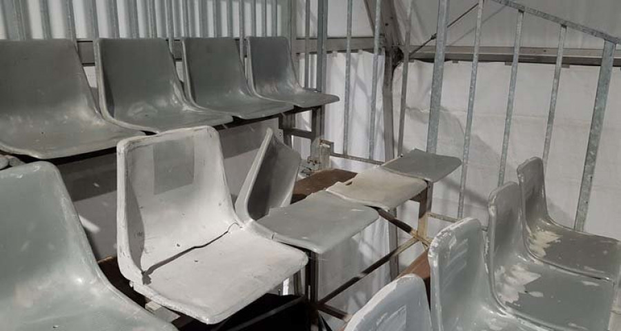 La carpa institucional de O Corgo aparece con sillas rotas, lonas rasgadas y basura