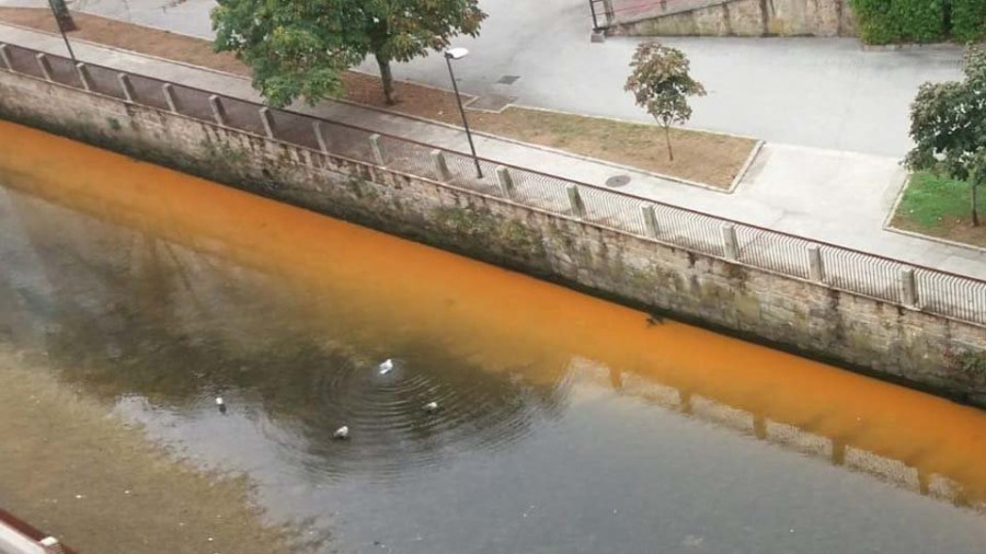 O Con se tiñe de naranja y Ravella lo atribuye a barro de un drenaje cercano