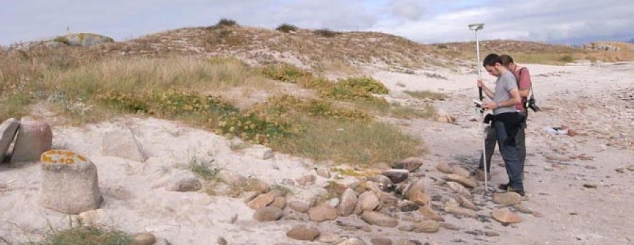 A ILLA - El CSIC constata en una nueva expedición el avance de la erosión en O Areoso