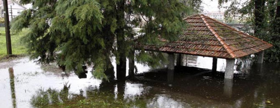 Una tromba de agua desborda el Umia e inunda las comarcas de O Salnés y Caldas