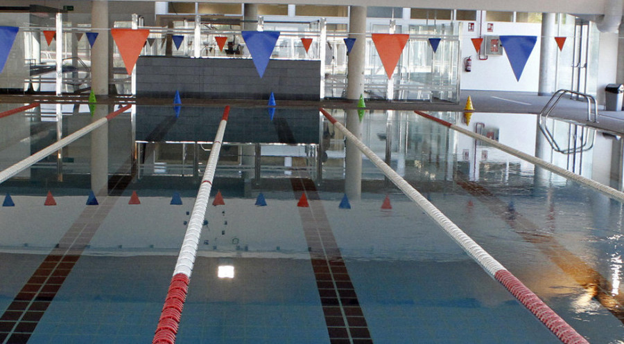 Concello, Diputación y empresa pactan mejoras a las deficiencias de la piscina