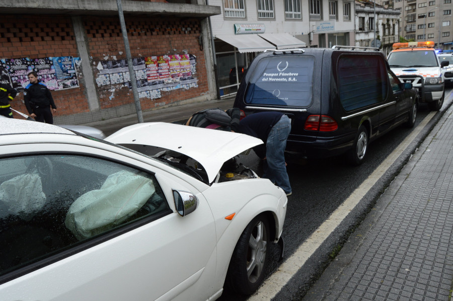 RIVEIRA - Herida una conductora en un accidente en la Avenida de Ferrol