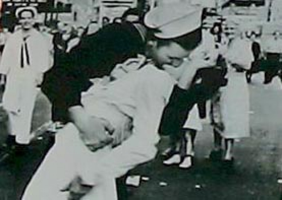 Muere el marino que protagonizó foto del beso en Times Square tras II Guerra