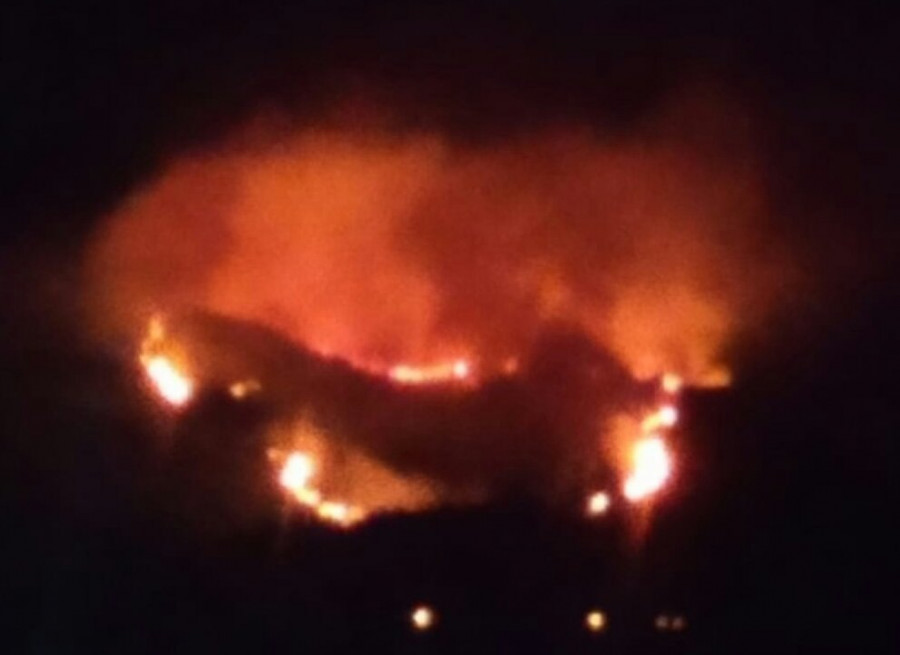 Arden desde la pasada medianoche unas 60 hectáreas de monte en la parroquia boirense de Cures