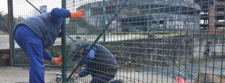 RIVEIRA - El Concello refuerza la medidas para impedir el acceso a “Hesta Kurba” por motivos de seguridad
