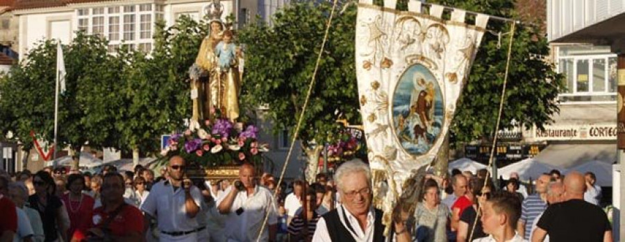 Carril honra a la Virgen del Carmen  con la emblemática procesión marítima