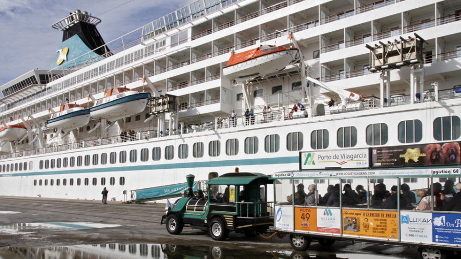 El crucero Artania bate récords en Vilagarcía y arriba con más de 1.300 personas a bordo