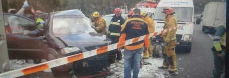 Fallece una mujer tras un brutal accidente con cuatro heridos más en Vilagarcía