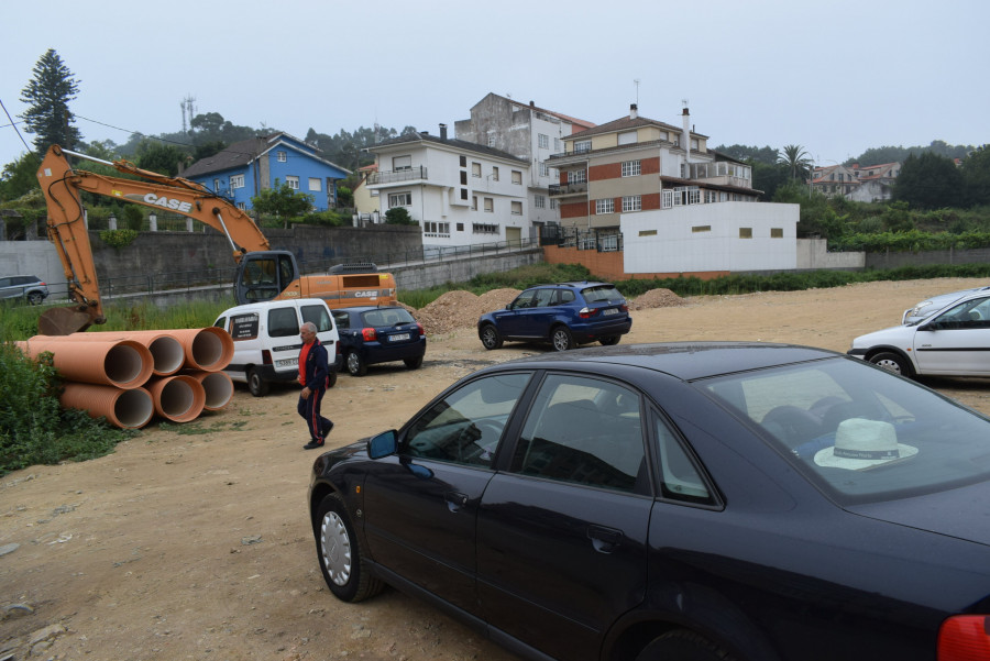 Las obras de un aparcamiento disuasorio en Ribeira se paraliza a la espera de permisos para canalizar el agua