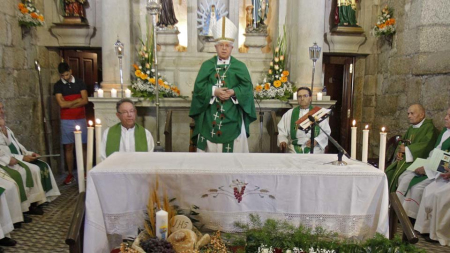 Ribadumia celebra los 75 años de pastoral de uno de los sacerdotes más queridos