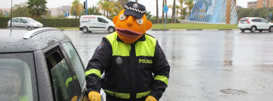 El “Poli Paco” promociona la Señal PF, un dispositivo para evitar atropellos