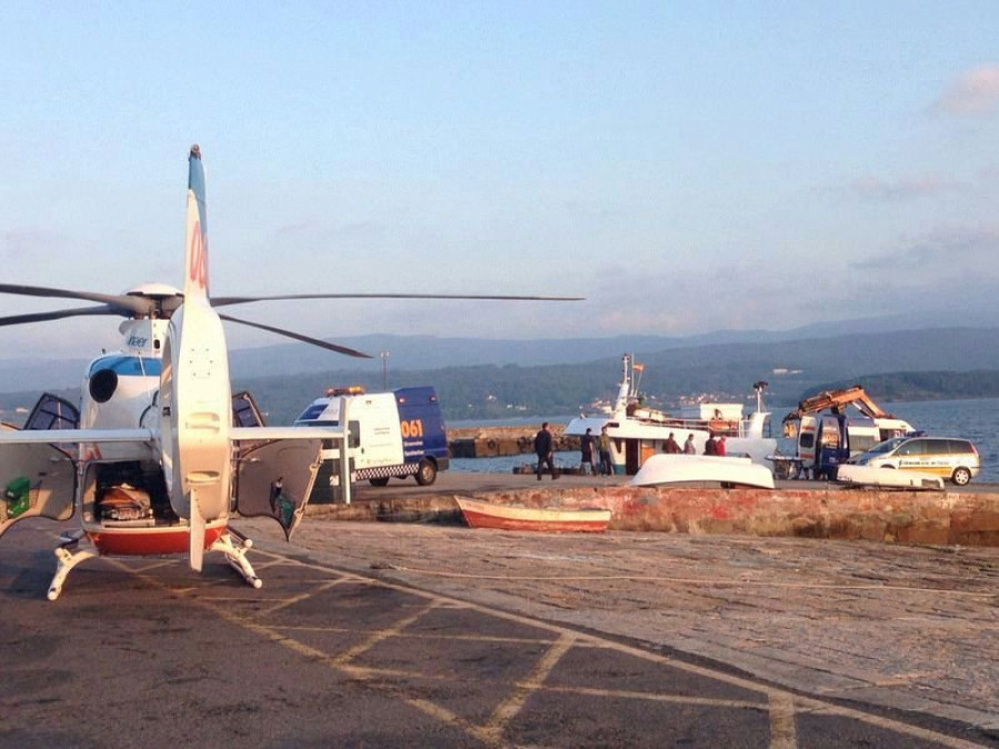 Rescatan a dos vecinos de Rianxo con síntomas de hipotermia tras chocar con su planeadora contra una batea