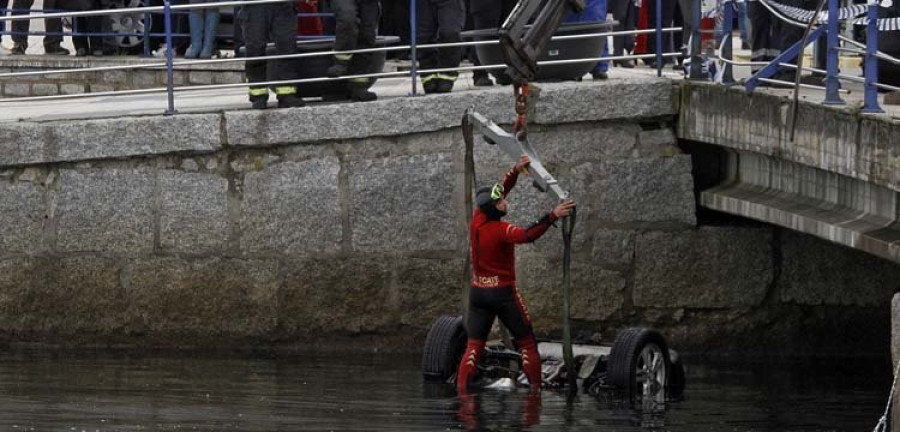 Unos vecinos se lanzan al agua para rescatar a un matrimonio que cayó al mar con su coche