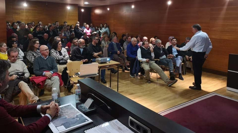 Más de cien vecinos acuden a la presentación de las obras previstas en la calle Progreso