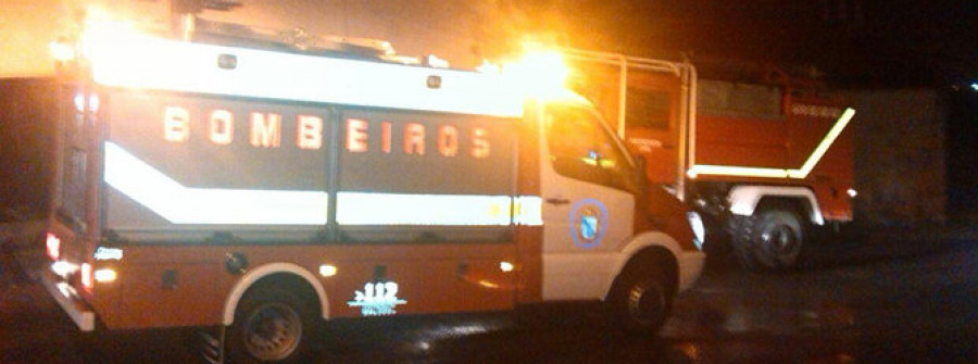 Un BOIRO.- ncendio junto a un tanque de petróleo en la fábrica abandonada Boiromar hace saltar las alarmas