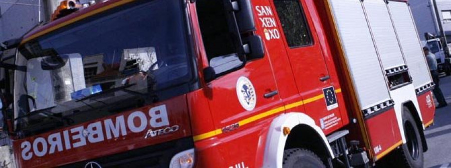 SANXENXO-Rescatan a un matrimonio tras incendiarse su casa en Montalvo