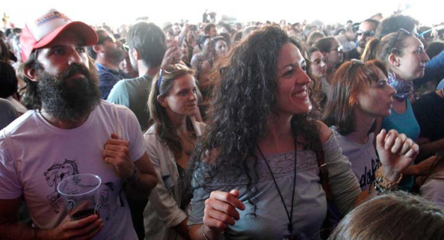 Reportaje | Rosalía, Raül Refree y Los Planetas enamoran al público del Atlantic Fest de A Illa