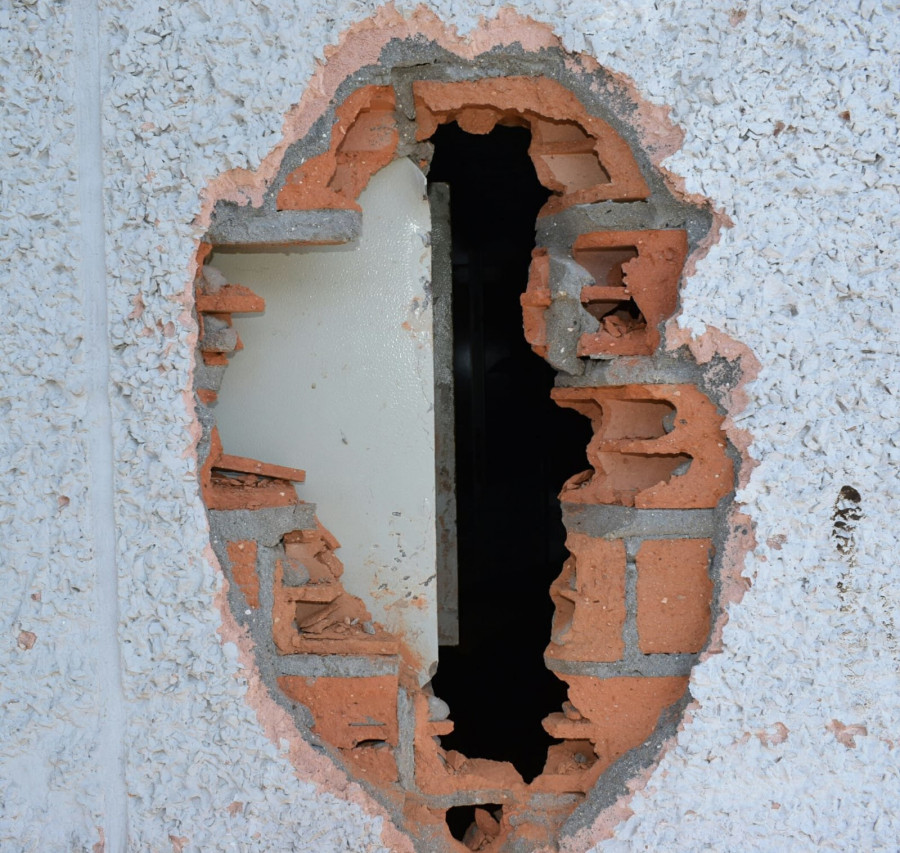 Aparecen forzadas las puertas de una antigua vendeduría de la vieja lonja de Santa Uxía