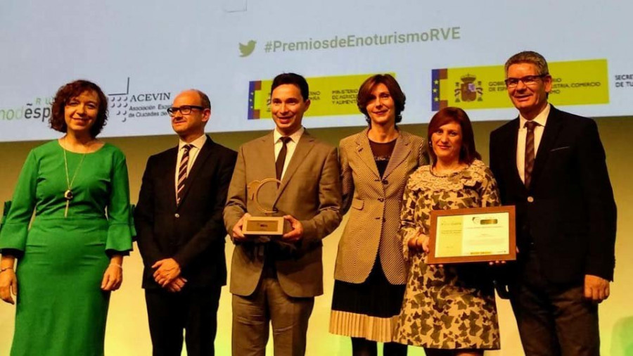 Cambados recoge su premio como mejor municipio de 2018 en los “Goya” del enoturismo