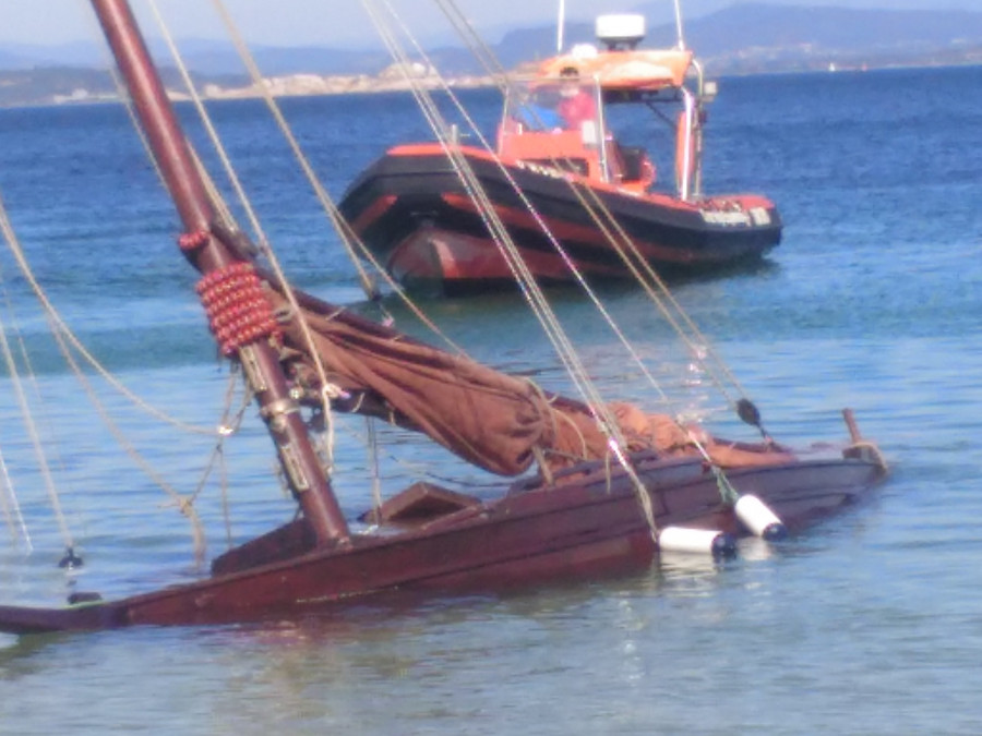 Vuelca una dorna a vela en la playa ribeirense de Área Secada y sus ocho tripulantes logran llegar a tierra sanos y salvos