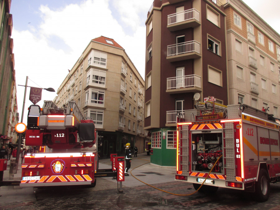 BOIRO - Evacuado un vecino de 90 años con intoxicación de humo por un incendio en su piso de la Rúa Tenencia