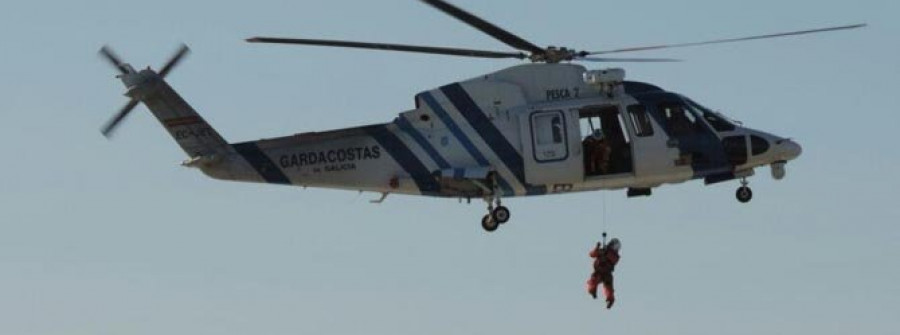 Salvamento Marítimo busca a un pescador aficionado que resbaló y se cayó al mar desde unas rocas en Aguiño