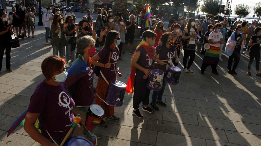 La marcha de apoyo al colectivo trans sacude conciencias a ritmo de tambores por Cambados