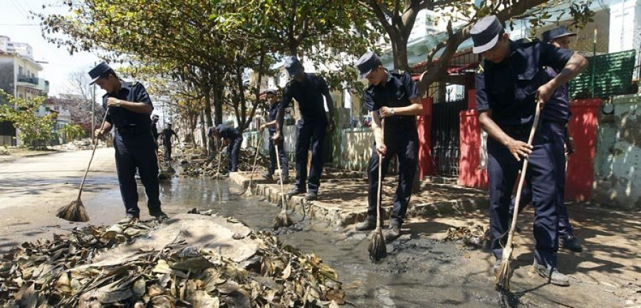 Los españoles repatriados relatan el caos que surgió al paso de “Irma”