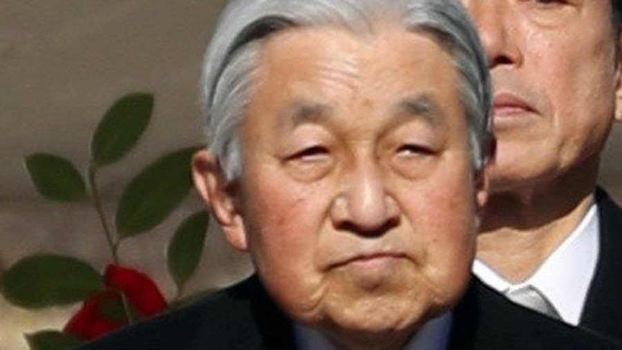 El emperador japonés Akihito homenajea a su predecesor