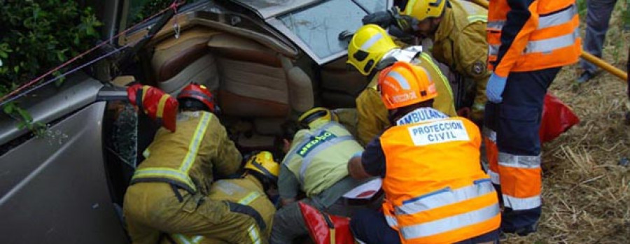 CATOIRA - Excarcelan a un conductor tras salirse  de la carretera en el lugar de Gondar