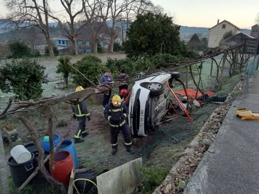 Herida una mujer tras salirse su coche de la calzada en la AC-305 a su paso por Cespón y quedar semivolcado