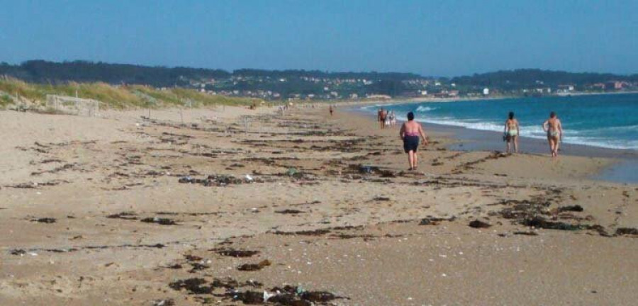 El CES do Salnés anima a extender el modelo meco de limpieza de A Lanzada a todos los arenales