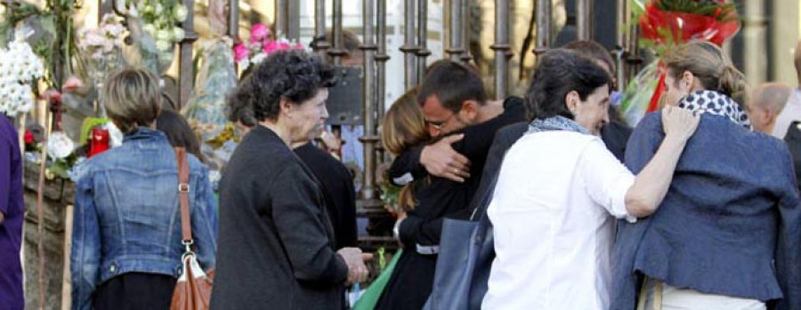 Los familiares de las víctimas del tren abandonan la catedral entre aplausos