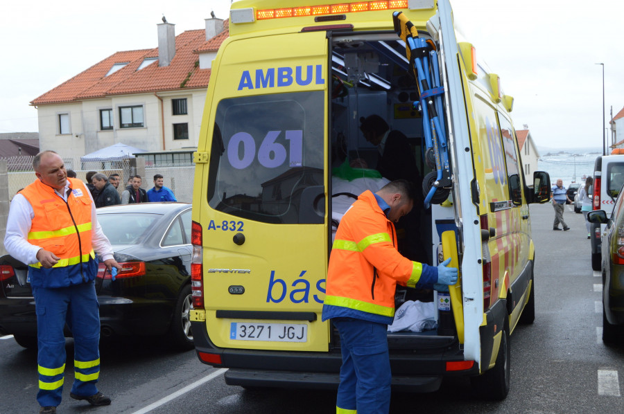 RIVEIRA - Auxilian a un hombre de mediana edad tras sufrir un accidente en su casa en Aguiño