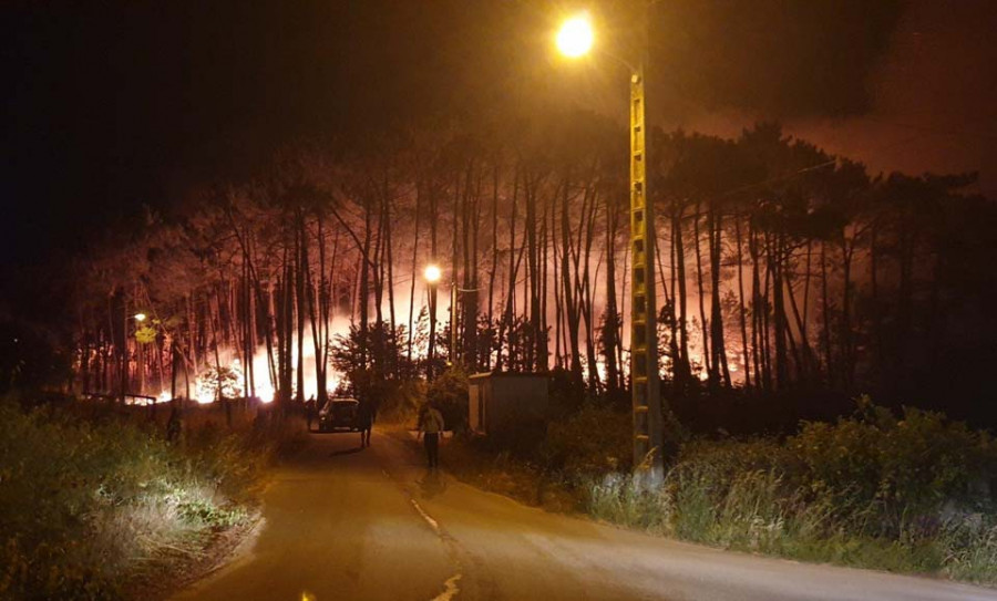 Sofocan un incendio forestal en Vilanova declarado de noche y reproducido a la tarde siguiente