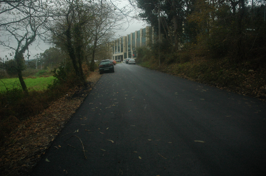 El vial de acceso al Hospital do Barbanza desde Salmón ve renovado su pavimento de asfalto