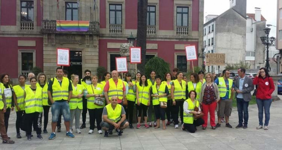 Los celadores marchan desde Ravella al Hospital para exigir más personal