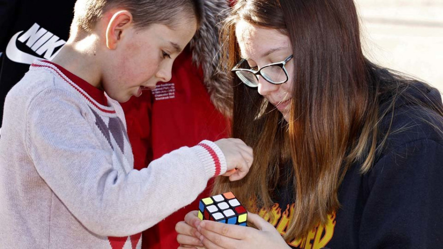 El furor por el cubo de Rubik regresa a Meis y convierte a los alumnos en profesores